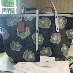 Coach shoulder tote bag 16-18” W. 10” Tall. 6” deep. Shoulder strap 31”